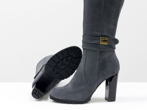 Класичні жіночі чоботи із натуральної замші сірого кольору на підборах