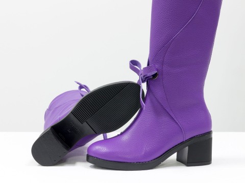 Женские сапоги на маленьком каблуке из кожи флотар ярко фиолетового цвета