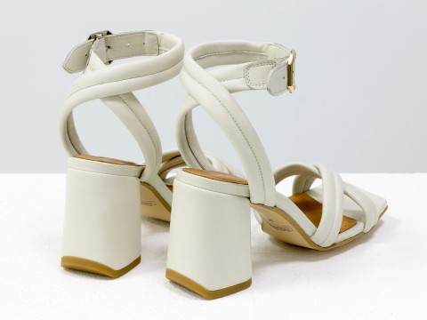 Дизайнерські молочні босоніжки на розкльошеному обтяжному каблуці з натуральної італійської шкіри