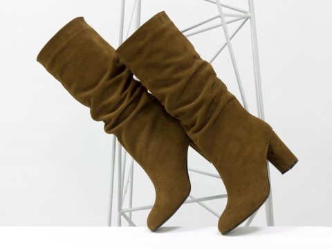 Жіночі коричневі чоботи зі складанням з натуральної замші на підборах, М-17400/1-17
