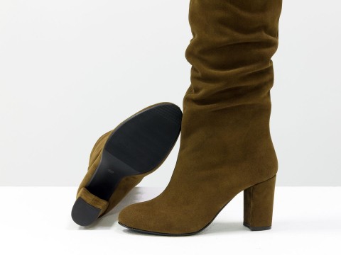 Жіночі коричневі чоботи зі складанням з натуральної замші на підборах, М-17400/1-17