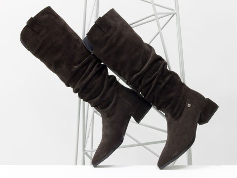 Осінні чоботи темно-коричневого кольору з натуральної замші на підборах, М-2083-03