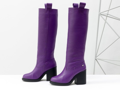 Осінні чоботи на середньому підборі з натуральної шкіри флотар фіолетового кольору