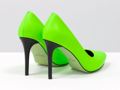 Зелені туфлі з натуральної неонової шкіри зеленого кольору на підборах шпилька