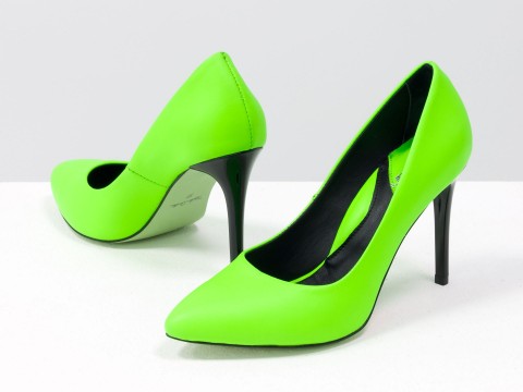 Зелені туфлі з натуральної неонової шкіри зеленого кольору на підборах шпилька