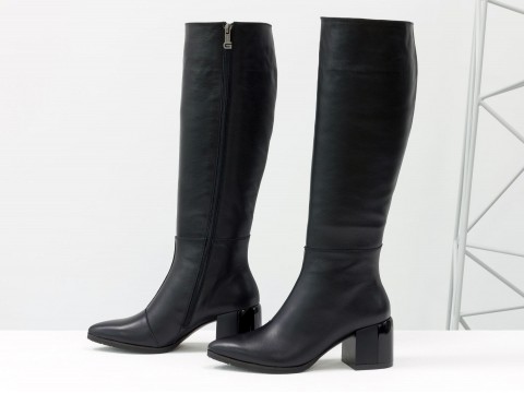 Осінні чоботи чорного кольору з натуральної шкіри на стійких глянсових підборах, М-2063-01