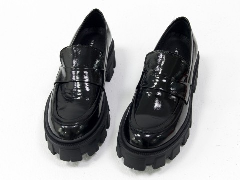 Жіночі туфлі на підошві з натуральної лакової шкіри, Т-2052-07