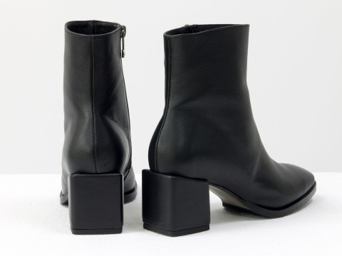 Жіночі черевики з натуральної чорної шкіри на квадратному підборі, Б-2061-02