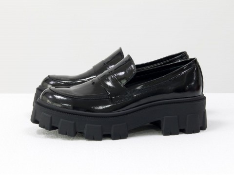 Жіночі туфлі на тракторній підошві з натуральної лакової шкіри чорного кольору, Т-2052-07