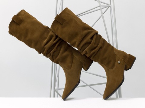 Осінні чоботи світло-коричневого кольору з натуральної замші на підборах, М-2083-01