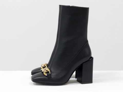 Женские  ботинки из натуральной черной кожи на квадратном матовом каблуке с фурнитурой впереди, Б-2080-01