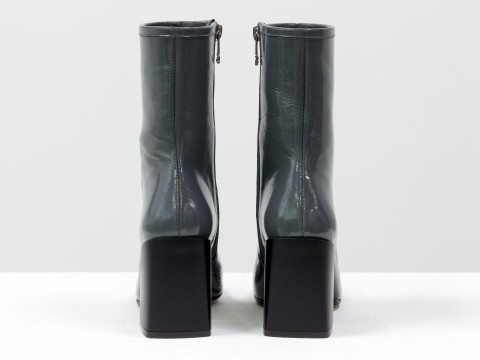 Дизайнерские базовые ботильоны серого цвета из натуральной лаковой кожи на невысоком квадратном каблуке, Б-2087-01