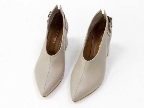 Дизайнерские закрытые туфли на невысоком обтяжном каблуке из натуральной итальянской кожи бежевого цвета,  Т-2056-07