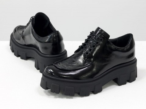 Женские черные туфли на тракторной подошве из натуральной лаковой черной кожи, Т-2046-06