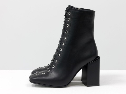 Дизайнерські ботильйони чорного кольору з квадратним носиком на шнурівці з натуральної лицьової шкіри, Б-2093-01