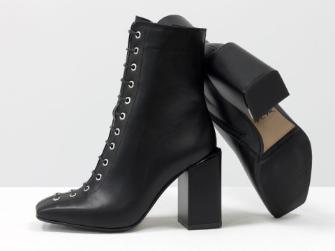 Дизайнерські ботильйони чорного кольору з квадратним носиком на шнурівці з натуральної лицьової шкіри, Б-2093-01