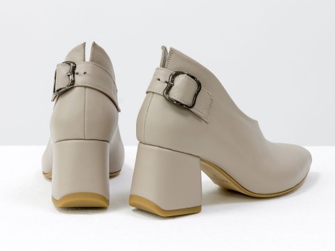 Дизайнерські закриті туфлі на невисокому обтяжному підборі з натуральної італійської шкіри бежевого кольору, Т-2056-07
