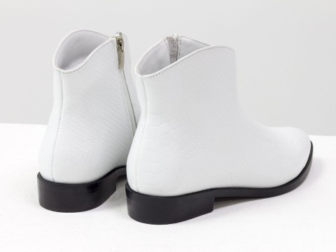 Жіночі черевики з подовженим носиком із шкіри білого кольору з текстурою "пітон"