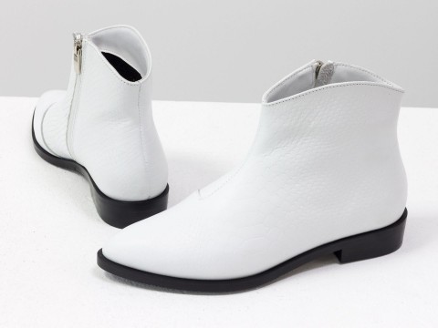 Жіночі черевики з подовженим носиком із шкіри білого кольору з текстурою "пітон"