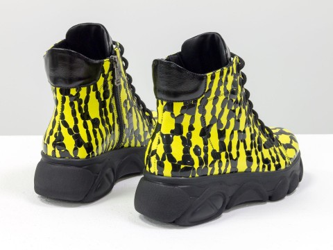 Женские ботинки из натуральной кожи желтого цвета с черными каплями лака