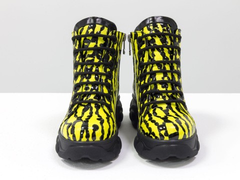 Женские ботинки из натуральной кожи желтого цвета с черными каплями лака