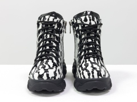 Жіночі черевики з натуральної шкіри білого кольору з чорними краплями лаку