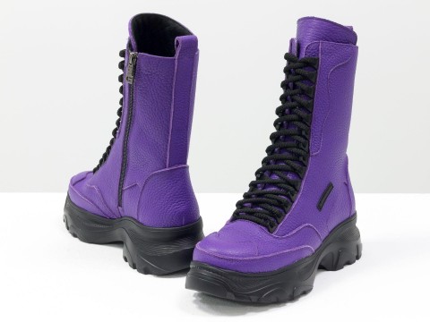 Фиолетовые ботинки на высокой подошве из натуральной кожи с текстурой зерно
