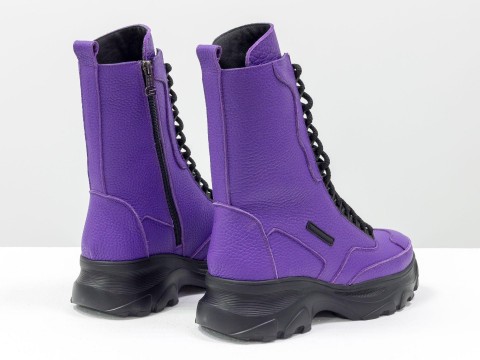 Фиолетовые ботинки на высокой подошве из натуральной кожи с текстурой зерно
