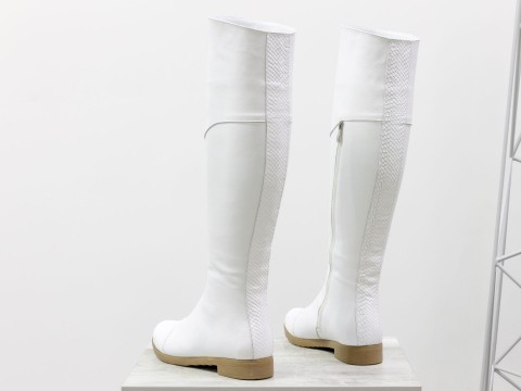 Білі чоботи ботфорти з натуральної шкіри на низькому ходу
