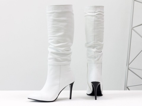 Жіночі чоботи на шпильці із натуральної шкіри білого кольору