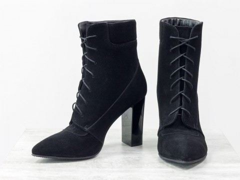 Женские замшевые ботильоны черного цвета со шнуровкой на глянцевом каблуке