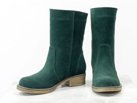 Жіночі замшеві черевики зеленого кольору на невеликих підборах.