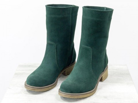 Жіночі замшеві черевики зеленого кольору на невеликих підборах.