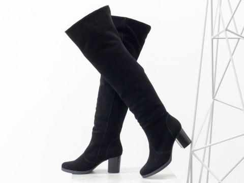 Черные замшевые ботфорты на удобном среднем каблуке