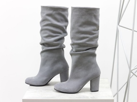 Жіночі чоботи з гармошкою з натуральної замші світло-сірого кольору на обтяжних підборах, М-17400/1-11