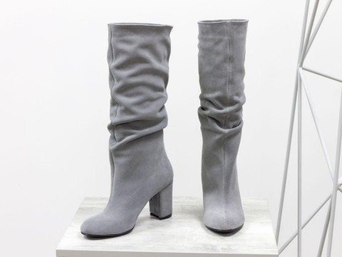 Жіночі чоботи з гармошкою з натуральної замші світло-сірого кольору на обтяжних підборах, М-17400/1-11