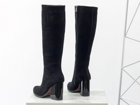 Женские замшевые сапоги на глянцевом каблуке черного цвета, М-17405-04