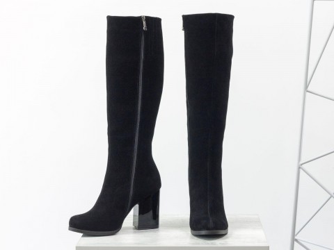 Женские замшевые сапоги на глянцевом каблуке черного цвета, М-17405-04