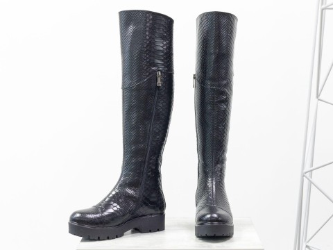 Жіночі чоботи на підошві з натуральної шкіри з текстурою пітон чорного кольору.
