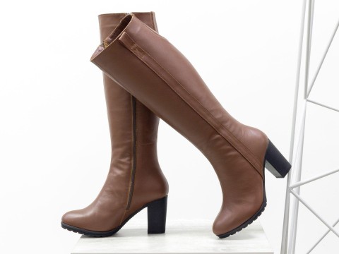 Високі жіночі чоботи на зиму з натуральної шкіри коричневого кольору на підборах.
