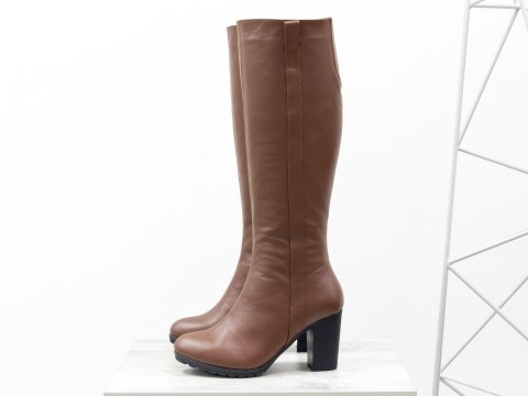 Високі жіночі чоботи на зиму з натуральної шкіри коричневого кольору на підборах.