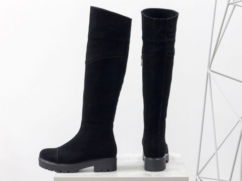 Зимові чоботи на підошві з натуральної замші чорного кольору