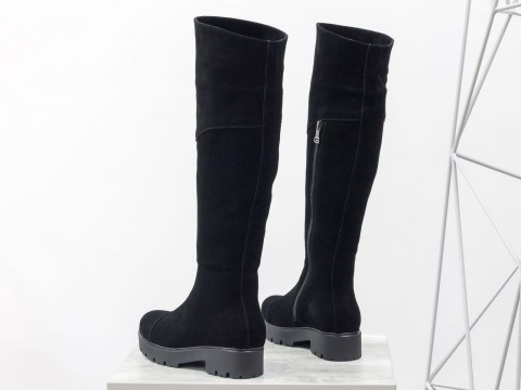 Зимові чоботи на підошві з натуральної замші чорного кольору