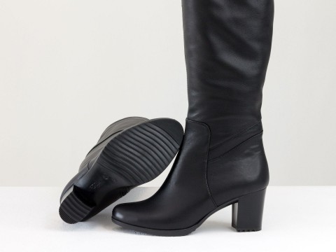 Жіночі чоботи з натуральної шкіри чорного кольору на підборах.