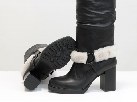 Зимові чоботи на підборах зі шкіри чорного кольору прикрашені ременем-трансформером з хутром цигейки