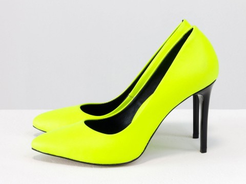 Женские туфли классического кроя из итальянской неоновой кожи салатового цвета на каблуке шпилька, Д-35-07