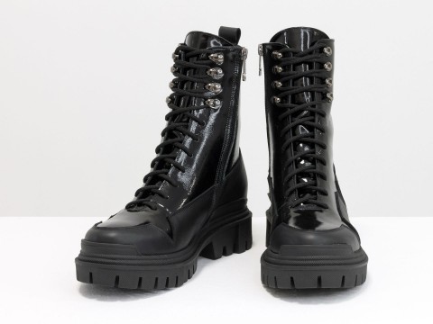 Женские спортивные ботинки  из натуральной кожи черного цвета с вставками из черного лака на шнуровке, Б-2075-05