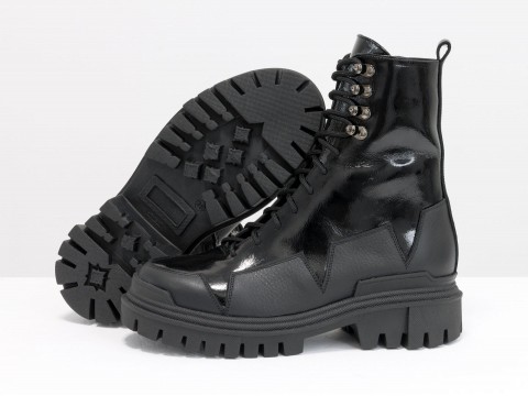 Жіночі спортивні черевики з натуральної шкіри чорного кольору із вставками із чорного лаку на шнурівці, Б-2075-05