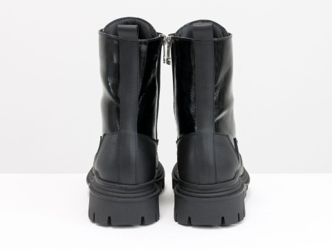 Жіночі спортивні черевики з натуральної шкіри чорного кольору із вставками із чорного лаку на шнурівці, Б-2075-05