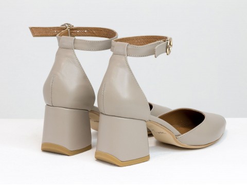 Класичні жіночі туфлі з ремінцем з натуральної шкіри бежевого кольору.